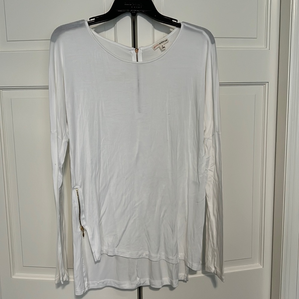 WHITE LONG SLEEVE TOP! Cute with leggings!